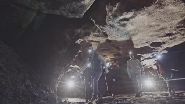 Sekelompok speleologis menjelajahi gua — Stok Video