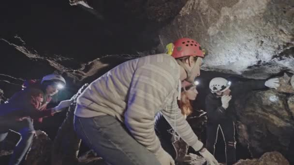 Grottforskare eller geologer kontroll en grotta — Stockvideo