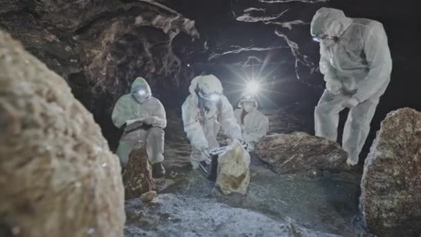Skupina vědců zkoumání crystal v jeskyni — Stock video