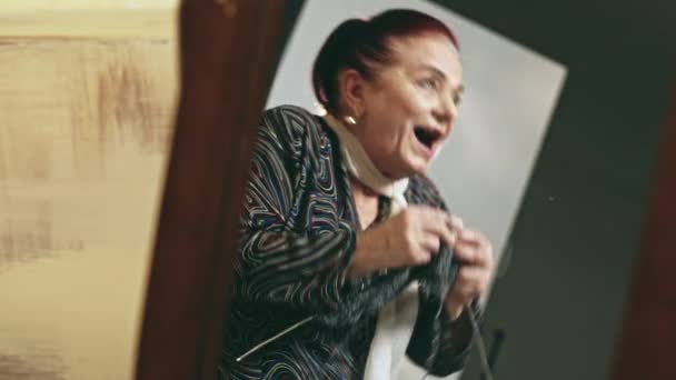Stilvolle ältere Dame tanzt beim Stricken — Stockvideo