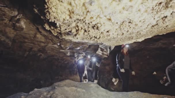 Spelunkers zkoumání kámen cave — Stock video