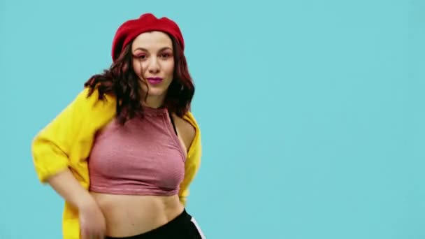 빨간 베 레모에 매력적인 유행 젊은 여자 — 비디오