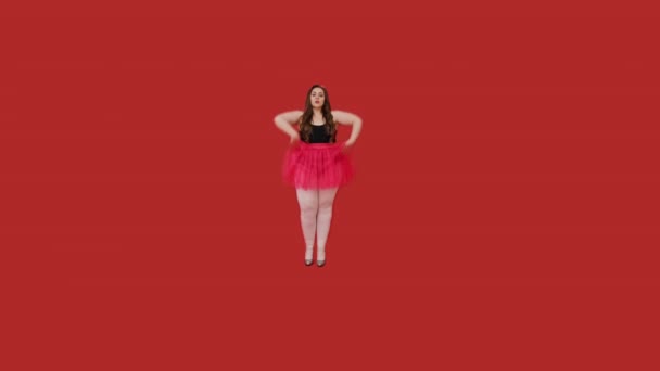Nadváhou atraktivní mladá žena v růžové sukénce — Stock video