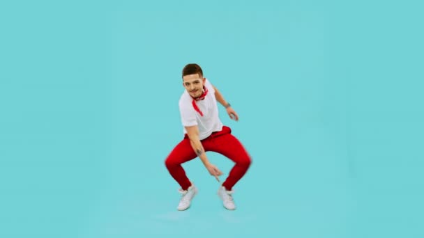 Trendy guy dancing modern dance — Stock Video