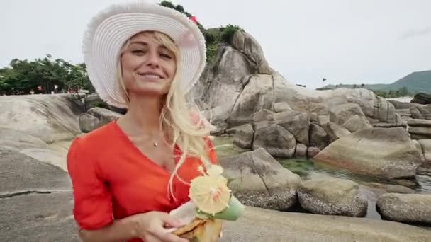 Привлекательная женщина в тропическом отпуске - славо движение . — стоковое видео