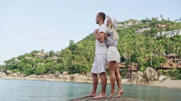 Feliz pareja amorosa en un resort en una isla tropical — Vídeos de Stock