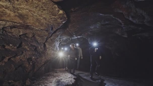 Menschen mit Stirnlampen erkunden Höhle — Stockvideo