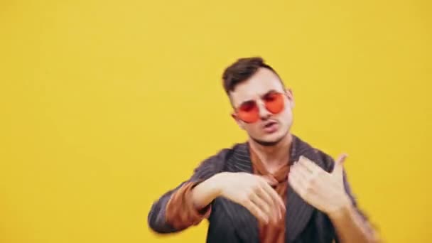 Coole dansende hipster kerel in zonnebril — Stockvideo