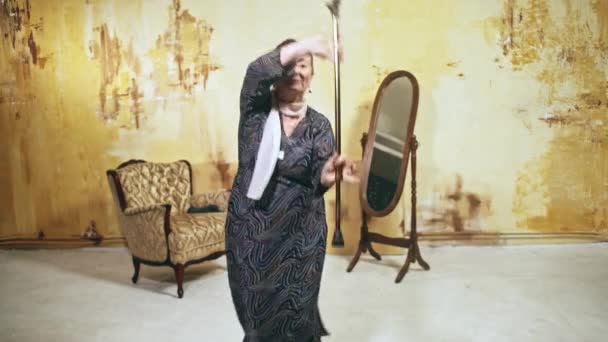 高齢者の女性のビンテージ インテリアで杖を持った踊り — ストック動画