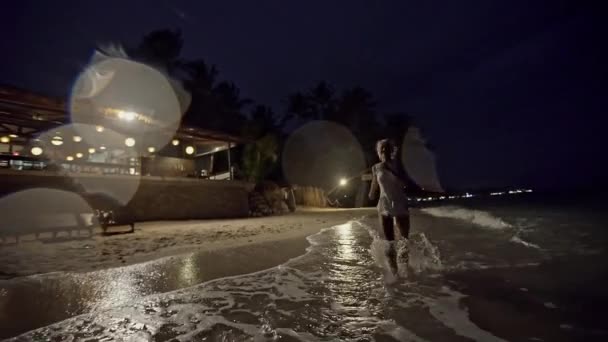 Mulher excitada correndo na praia à noite — Vídeo de Stock