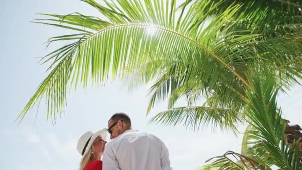Mladý pár v lásce políbil na exotické destinace na tropické pláži. — Stock video