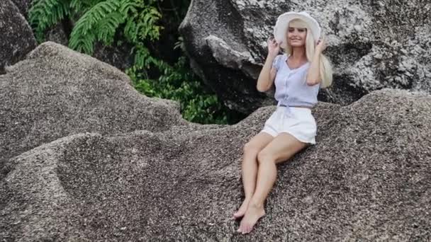 Beautiful woman posing on rocks — Stock Video