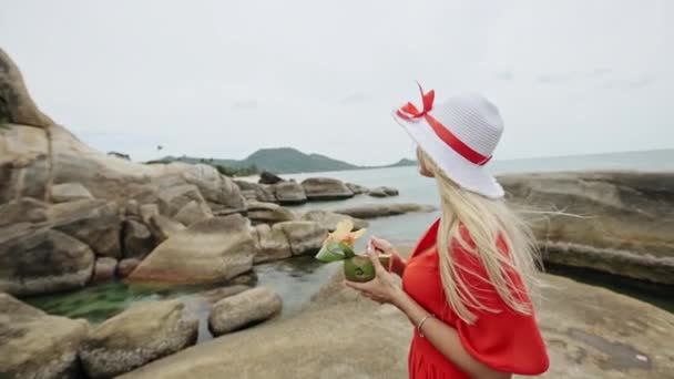 Femme romantique avec cocktail sur le rivage rocheux au ralenti . — Video