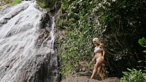 在瀑布附近的比基尼苗条的妇女-慢动作. — 图库视频影像
