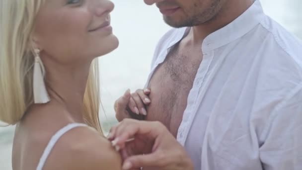 Liebendes Paar umarmt sich in Nahaufnahme — Stockvideo