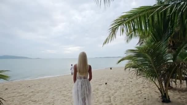 Жінка, що приходить до коханого чоловіка на пляжі - повільний рух — стокове відео