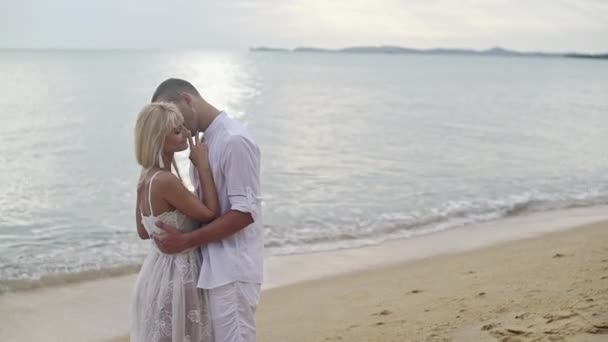 Pareja de boda acariciando en playa — Vídeo de stock