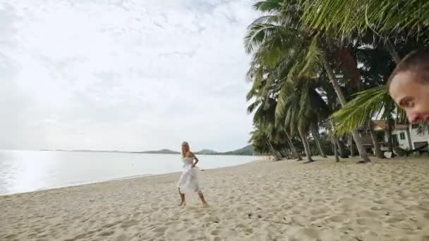 Loving couple running on seashore - slow motion — Stock Video