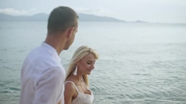 Чувственная романтическая пара, гуляющая по пляжу - замедленная съемка — стоковое видео