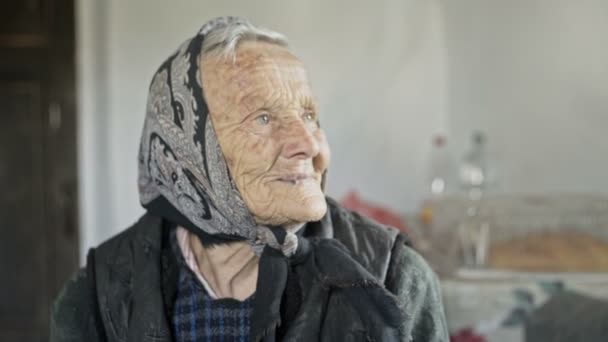 Vieja con una hermosa sonrisa que recuerda a — Vídeo de stock