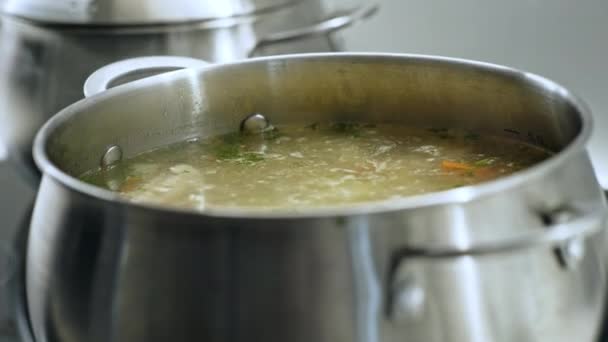 Vapor saliendo de una olla caliente en la estufa — Vídeo de stock