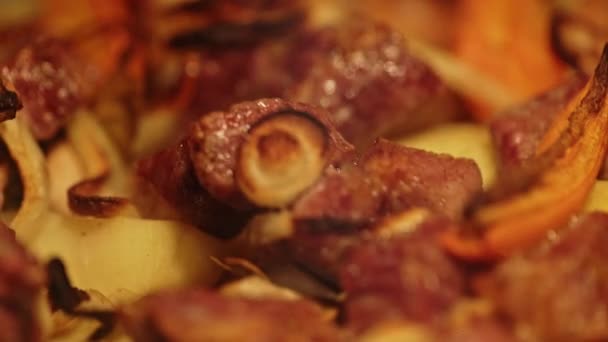 Крупный план жарки мяса с луком и морковью — стоковое видео