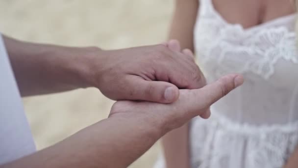 Crop man dando anéis de noivado para a mulher — Vídeo de Stock