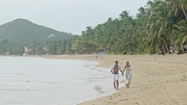 Couple courant au ralenti sur la plage — Video