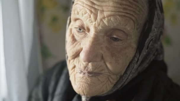 Retrato de cerca de una anciana — Vídeo de stock