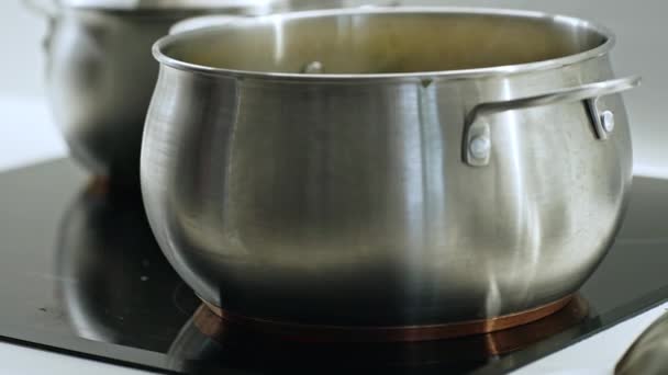Glänsande rostfri kastrull med kokande soppa — Stockvideo