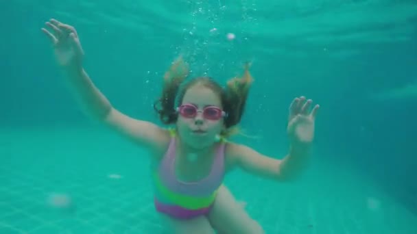 在热带游泳池水下游泳的小女孩 — 图库视频影像