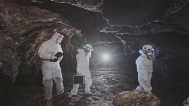 Gli scienziati delle caverne stanno esplorando la grotta sconosciuta con strani resti rocciosi — Video Stock