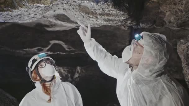 Δύο επιστήμονες ερευνούν τη ροή του νερού σε υπόγειες σπηλιές και καθορίζουν αν αυτό αποτελεί απειλή για την ανθρωπότητα στον πλανήτη. — Αρχείο Βίντεο