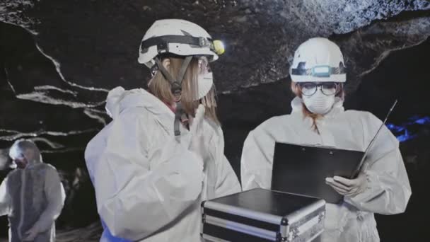 Grupa naukowców i grotołazów bada ukrytą jaskinię nieznanej ludzkości głęboko pod ziemią — Wideo stockowe