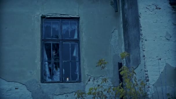 Ghost Girl i Haunted House, mystisk flicka i vit klänning — Stockvideo