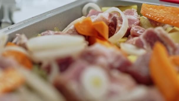 Zubereitung von leckerem Fleisch mit Kartoffeln und Zwiebeln - hautnah. — Stockvideo