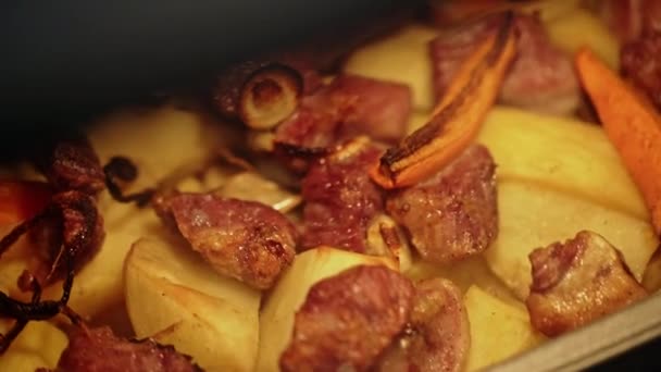 Home cooking potatos with meat in oven. Selective focus - close up. — Stock Video