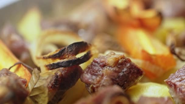 Крупный план вкусной горячей картошки и мяса, приготовленные на гриле обжаренное барбекю на жаровне на размытом дымчатом фоне — стоковое видео
