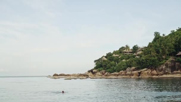 Μπαμπού καλύβα πάνω από κρυστάλλινα νερά, Koh Samui, Ταϊλάνδη — Αρχείο Βίντεο