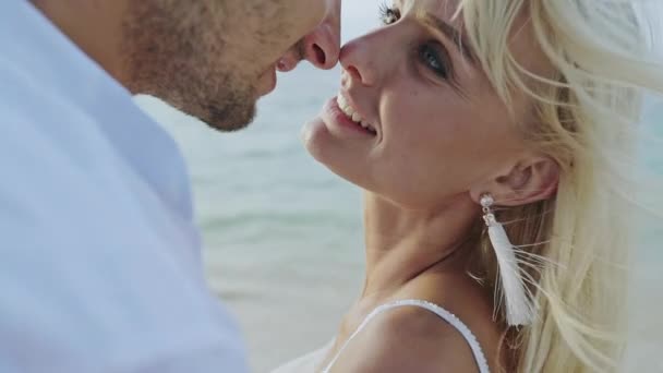 Caressing paar in wind op strand — Stockvideo