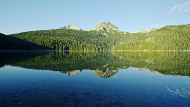 Bir dağ gölünün 180 derece panoramik manzarası - Durmitor Dağı, Kara Göl — Stok video