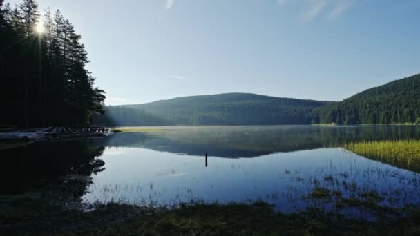 Caminhando ao longo da costa de um lago tranquilo — Vídeo de Stock