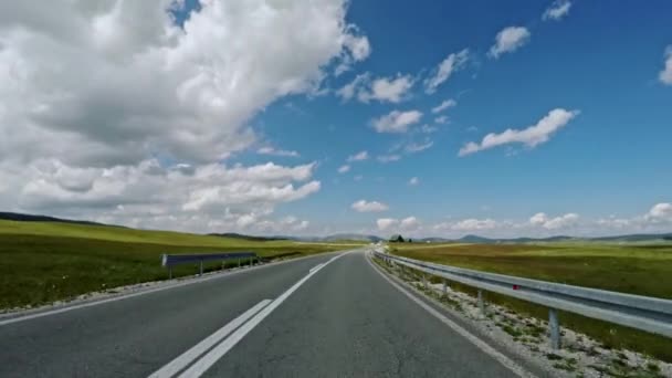 Conducir por una autopista a través de campos verdes — Vídeos de Stock