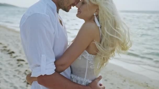 幸福的夫妇拥抱在海边 — 图库视频影像