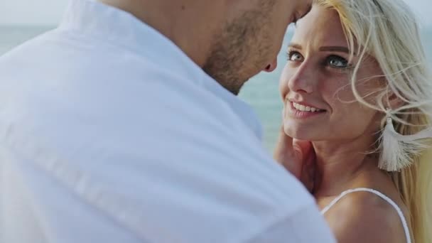 Güzel kadın denize yakın erkek arkadaşı bakıyor — Stok video