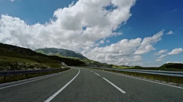 Primera persona POV conduciendo en un paso de montaña — Vídeos de Stock