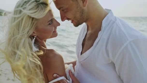 Boldog esküvő pár a tengeri strandon-lassított — Stock videók
