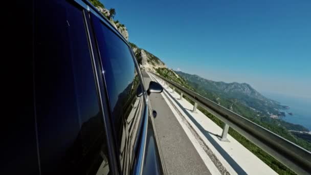 Carro viajando em uma estrada costeira sinuosa — Vídeo de Stock