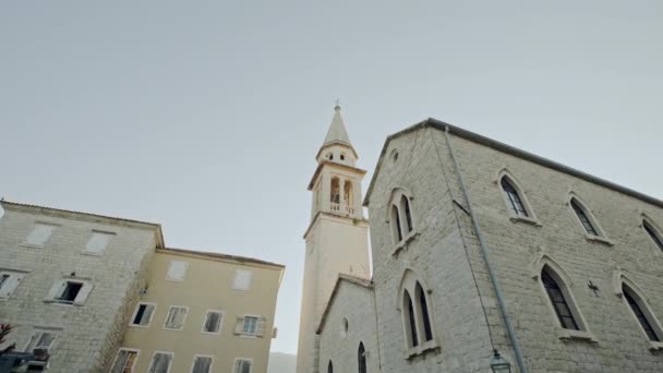 Catedral de San Juan Bautista contra el cielo, Budva, Montenegro - tiro ancho extremo — Vídeo de stock