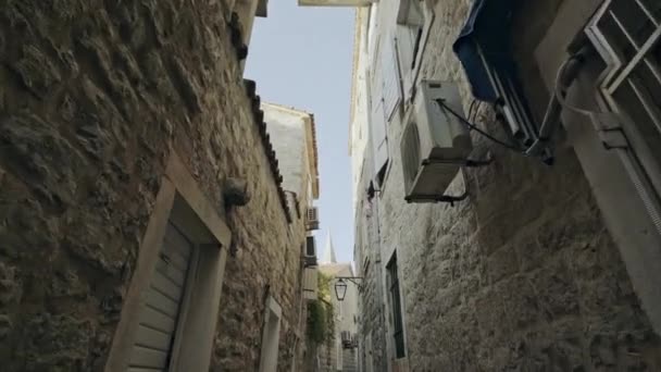 Rue étroite pittoresque à Budva. Budva parmi les plus anciens établissements urbains de la côte Adriatique, un site du patrimoine mondial de l'UNESCO . — Video